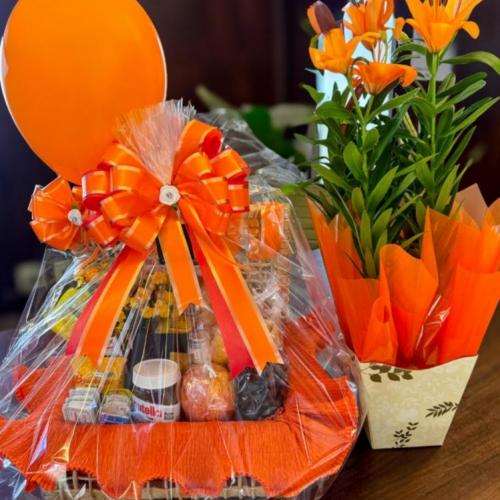 Cesta de Aniversário Com Balão e Lírio (Itens da Perdomo Doceria inclusos)