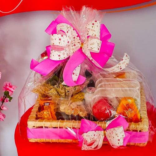 Cesta de Café da Manhã Aniversário Luxo (Item da Perdomo Doceria incluso)