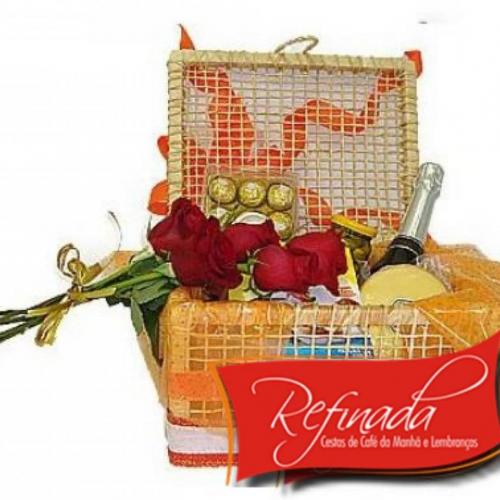 Cesta de Presente Baú Rustico Vinho e Queijo