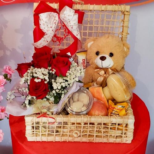 Cesta de Café da Manhã Romântica Buquê e Ursinho