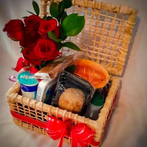 Cesta de Presente Baú com 12 Rosas