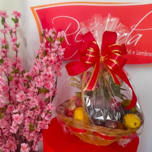 Cesta de Café da Manhã Frutas e Flores